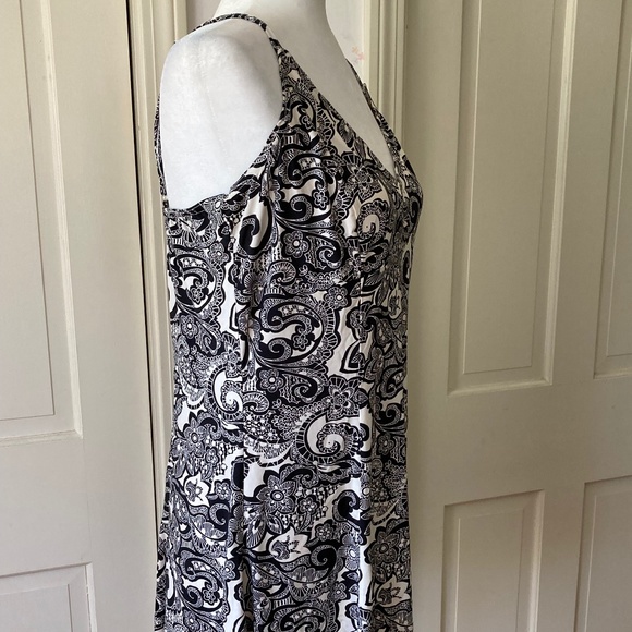 Black and White FlaredTank Top - Picture 3 of 5